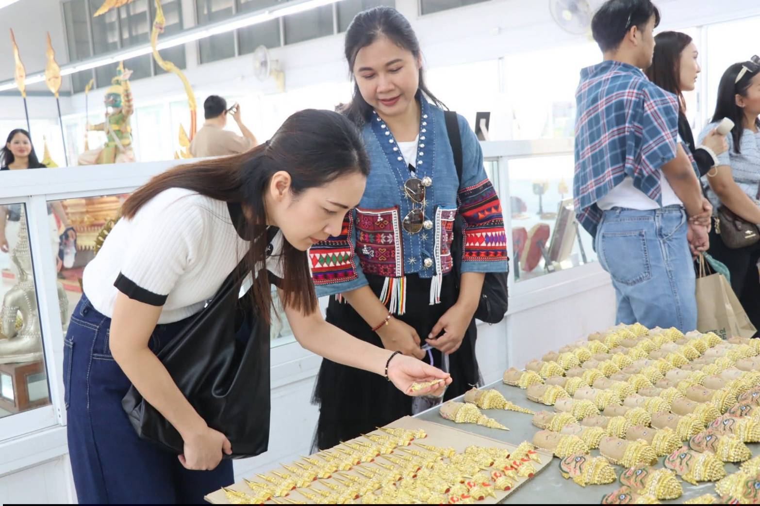 title - ผอ.ศพส. ให้การต้อนรับ คณะนักศึกษาโครงการรัฐประศาสนศาสตรมหาบัณฑิต รุ่นที่ 18 มหาวิทยาลัยรามคำแหง เข้าเยี่ยมชมแผนกฝึกอบรมทั้ง 12 แผนก และพื้นที่ภายในศูนย์ส่งเสริมและพัฒนาอาชีพเสริมนอกภาคการเกษตร